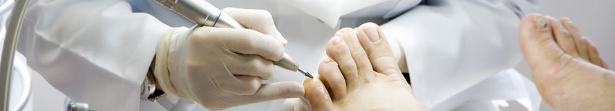 Alsident System A/S - Punktabsaugung bei der Fußpflege zur Erfassung von Staub vom Schleifen von Nägeln u. Haut. Dieser Staub kann gesundheitsschädliche Bakterien und Pilze enthalten  